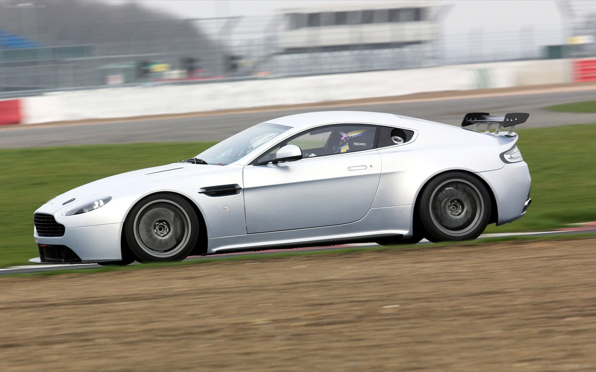 Aston Martin Vantage GT4 2012